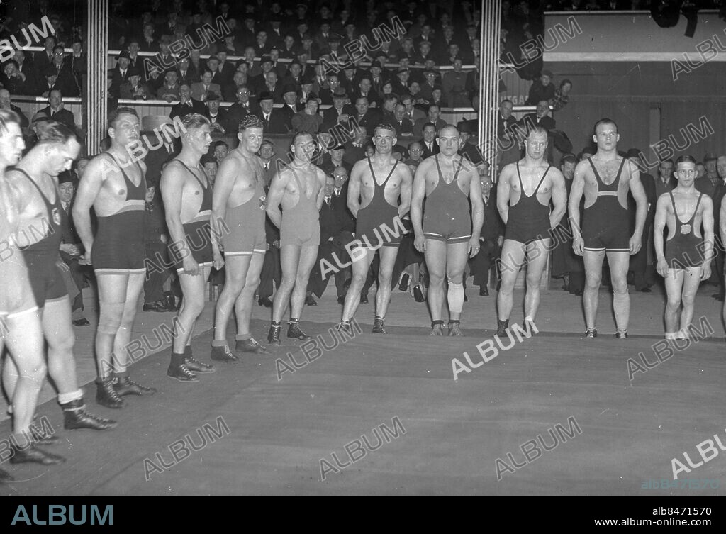 GÖTEBORG 1937-02-05.. Brottningar i Lorensbergs Cirkus, fr v: Okänd, okänd, Olof Ljungdahl, Walter Svensson, Erik Andersson, Axel Cadier, Yngve Antonsson, Josef Klapuch, Karklin från Estland samt Hornfischer. *** Local Caption *** GT Låda 1937-feb-01 Foto: Kamerareportage / TT / Kod: 2524.