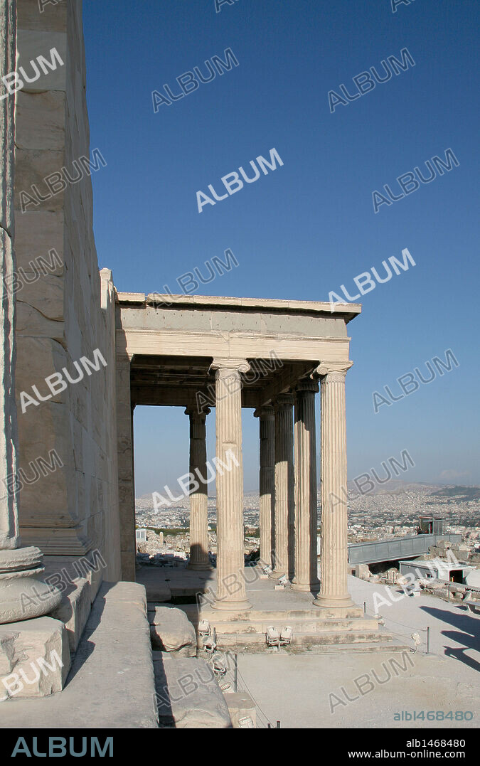 ARTE GRIEGO. GRECIA. ERECTEION. Templo de estilo jónico iniciado en el año 421 a. C. por el arquitecto Filocles. Dedicado a dioses y héroes griegos. Vista del PORTICO NORTE, decorado con 4 columnas jónicas en el frente y dos en los lados. ACROPOLIS DE ATENAS. Grecia.