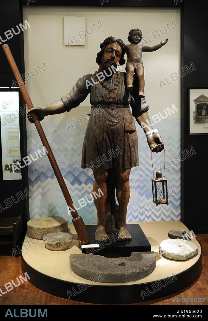 SAN CRISTOBAL DE LICIA o SAN CRISTOBAL MARTIR. Mártir cristiano. Según la leyenda, TRANSPORTABA SOBRE SUS HOMBROS AL NIÑO JESUS. Escultura del santo. Talla del S. XVI. Museo de la Historia y la Navegación. Riga. Letonia.