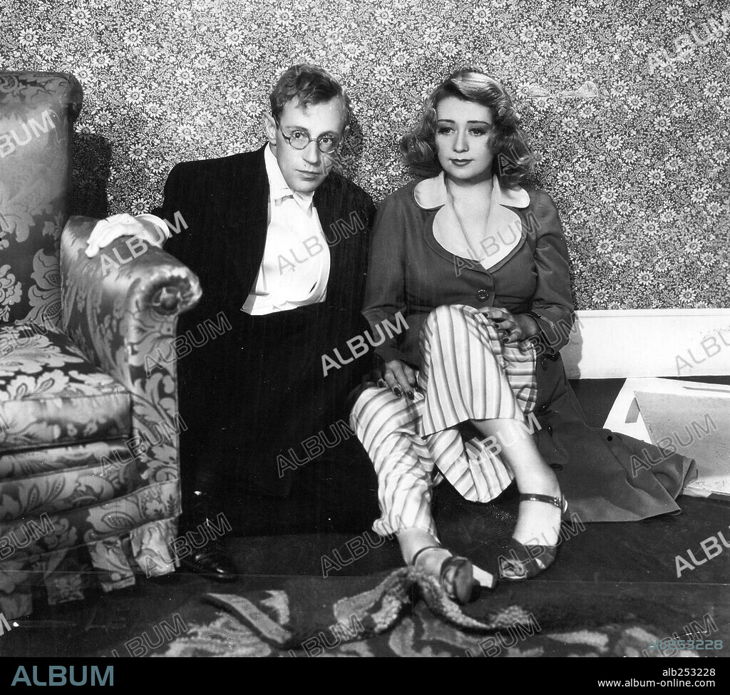 JOAN BLONDELL and LESLIE HOWARD in STAND-IN, 1937, directed by TAY GARNETT. Copyright UNITED ARTISTS.
