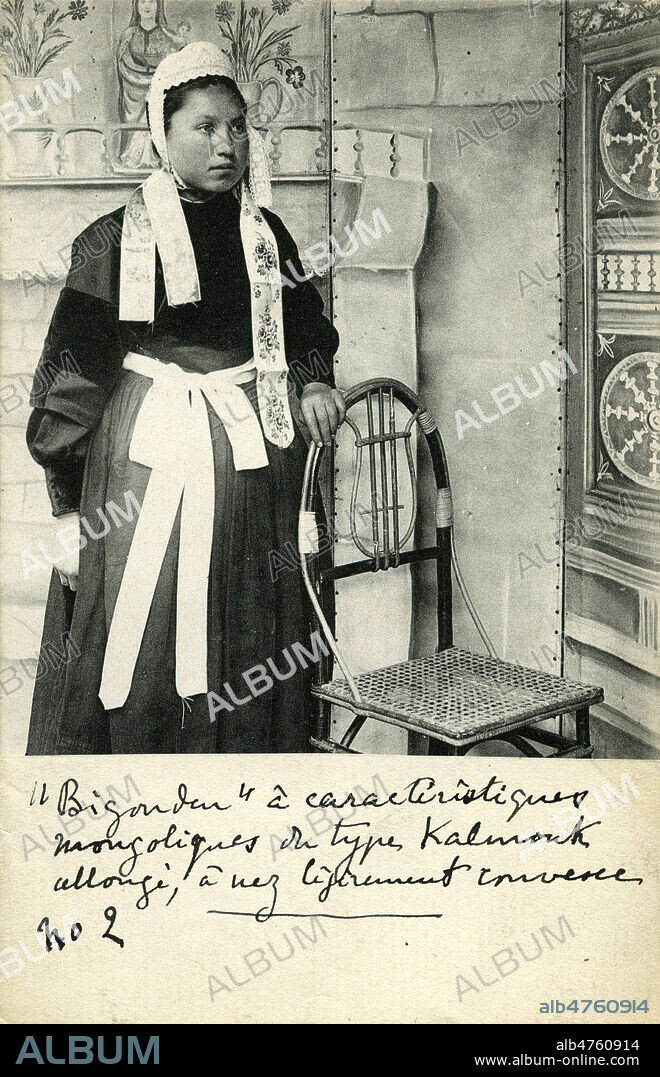 'Bigoudenne a caracteristiques mongoliques de type Kalmouk allonge, a nez legerement convexe'. Photographie anonyme pour une carte postale vers 1920. Credit : Collection IM/KHARBINE-TAPABOR.