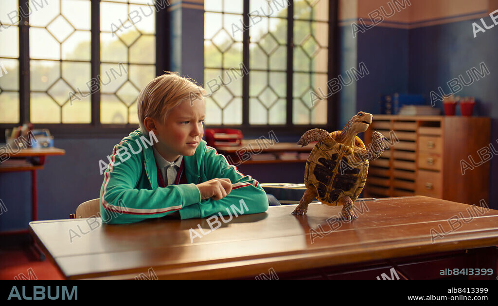 LEONARD CONRADS in DIE SCHULE DER MAGISCHEN TIERE, 2021, unter der Regie von GREGOR SCHNITZLER. Copyright Bayerischer Banken-Fonds.