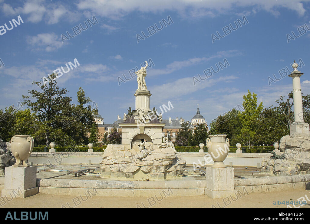 Aranjuez, Comunidad de Madrid, Spain, Europe. Parterre Garden (Jardin del Parterre). Fountain of Heracles and Antaeus (Fuente de Hercules y Anteo), without water. Isidro González Velázquez (1765-1840).