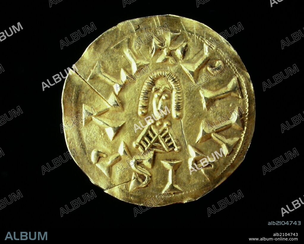 NUMISMATICA.MONEDA VISIGODA. TERCIO DE SOLIDO DE ORO, DE LEOVIGILDO. ANVERSO. BUSTO DIADEMADO A LA DERECHA. EN EL CENTRO UNA CRUZ. (DEPOSITO: MUSEO ARQUEOLOGICO NACIONAL).