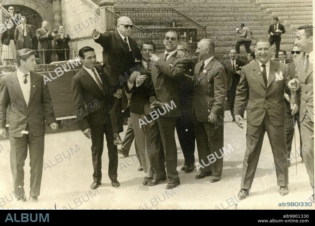 1965. El doctor Antonio Leal Castaño a hombros en la Plaza de la Maestranza de Sevilla, sacado por Gregorio Sánchez, presidente del montepio de toreros, Victor Manuel Pérez Herrera, presidente de la Vejez del torero, y el ganadero D. Juan de Dios Pareja Obregón (años 60).