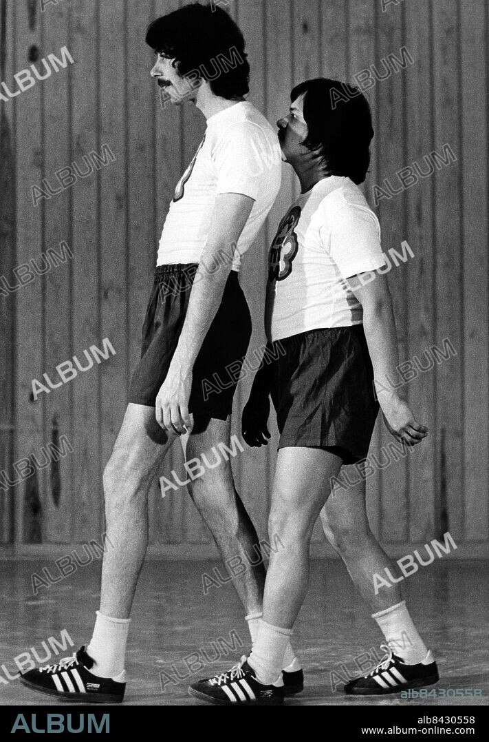 ARKIV 197501.. Skådespelaren Lasse Åberg (t.v.) och konstnären Ardy Strüwer övar på att gå i takt i programmet Träna med TV 1 från 1975.. Foto: Bertil S-son Åberg / SVT Bild / Kod: 5600. RiR sv/v 21408. RiR nr. 6/75. Mapp: Lasse och Ardy Träna med TV 1975.