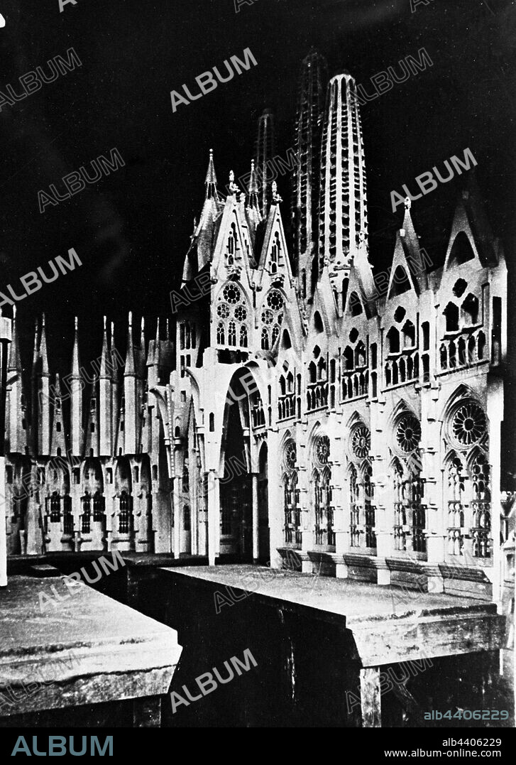 ANTONI GAUDÍ. Maqueta de Gaudí de la Sagrada Familia, Barcelona.