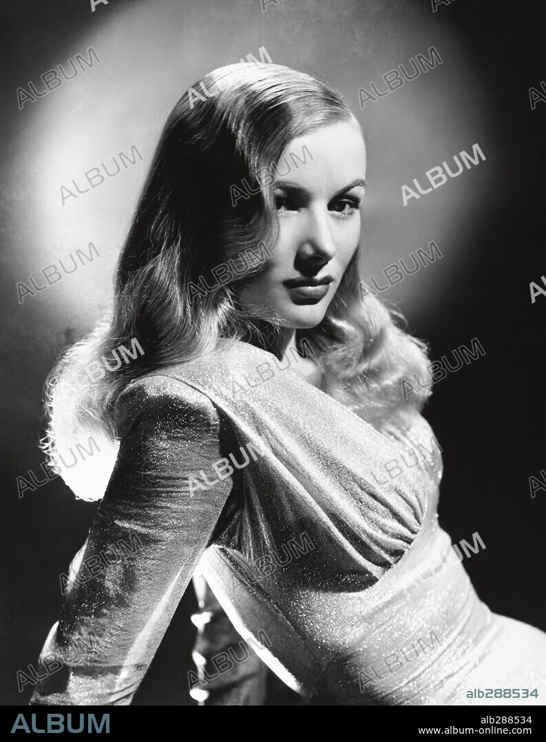 VERONICA LAKE in THIS GUN FOR HIRE, 1942, directed by FRANK TUTTLE. Copyright PARAMOUNT PICTURES.