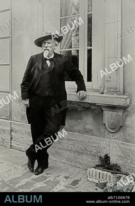 Mistral, Frédéric. neuprovenzal. Poet. Maillane (Bouches-du-Rhône) 8.9.1830 - ibid 25.3.1914. - Frédéric Mistral in front of his house in Maillane. - Photo, anonymous, undated, around 1913/14. Berlin, Sammlung Archiv für Kunst und Geschichte.