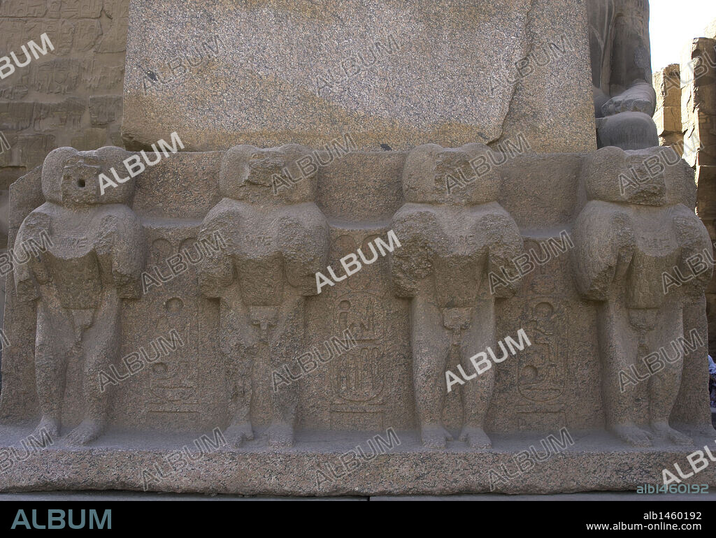 ARTE EGIPCIO. EGIPTO. MANDRILES esculpidos en la BASE DEL OBELISCO DE RAMSES II. TEMPLO DE LUXOR. Antigua Tebas "Waset". IMPERIO NUEVO.