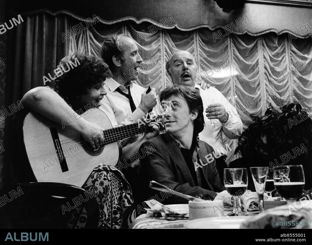 ARKIV 19831028.. Julstämning i Ulf Lundells film "Sömnen". Från vänster sångerskan Inger Berggren, skådespelaren Niels Dybeck, rocksångaren Mats Ronander och skådespelaren Gösta Krantz.. Foto: Gunnar Lundmark / SvD / TT / Kod: 11014.