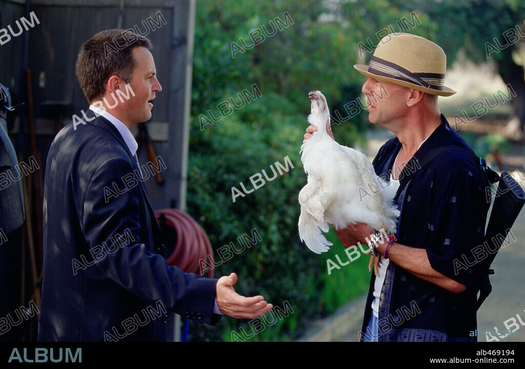 BRUCE WILLIS y MATTHEW PERRY en MAS FALSAS APARIENCIAS, 2004 (THE WHOLE TEN YARDS), dirigida por HOWARD DEUTCH. Copyright WARNER BROS. PICTURES / MASI, FRANK.