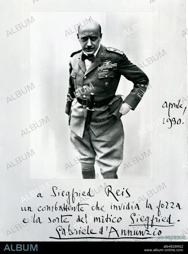 Portrait de Gabriele d'Annunzio (1863-1938) en unifmre militaire avec dedicace a Siegfried Ries. Avril 1930. Credit : Collection NBL/KHARBINE-TAPABOR.