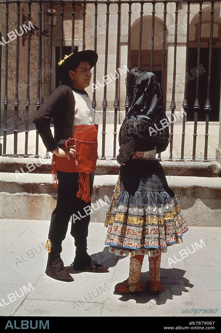 AUTOR LIBRE 01307. TRAJE REGIONAL PAREJA LAGARTERANA DE FIESTA (TOLEDO).