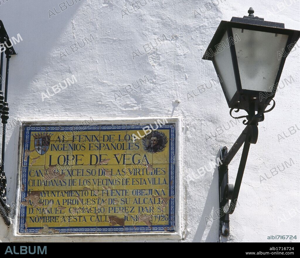 VEGA Y CARPIO, Félix Lope de (Madrid,1562-Madrid, 1635). Escritor español. PLACA dedicada al autor en la villa que lleva el nombre de su famosa obra. FUENTEOVEJUNA. Provincia de Córdoba. Andalucía. España.