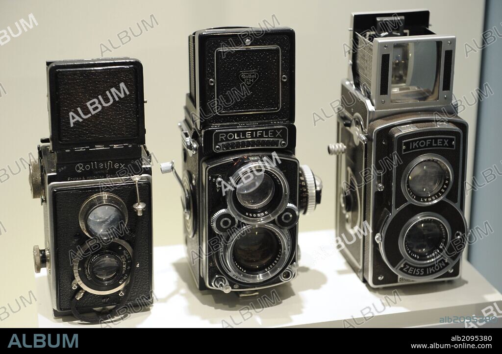 6X6 cm. Medium format (film)1929. Rolleiflex 1. 6x6 cm. Medium Format (film), 1960-81. Rolleiflex 2,8 F. 6x6 cm. Medium format (film) 1939. Ikoflex. Deutches Technikmuseum. Berli_n. Alemania. Europa.
