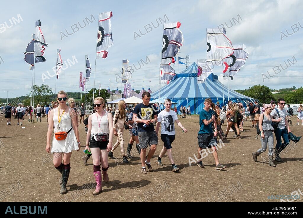 June 27, 2015 - Pilton, Somerset, UK - Pilton, UK. Festival atmosphere at Glastonbury Festival 2015 on Saturday Day 4 of the festival. This years headline acts include Kanye West, The Who and Florence and the Machine, the latter being upgraded in the bill to replace original headline act Foo Fighters. 27/06/2015