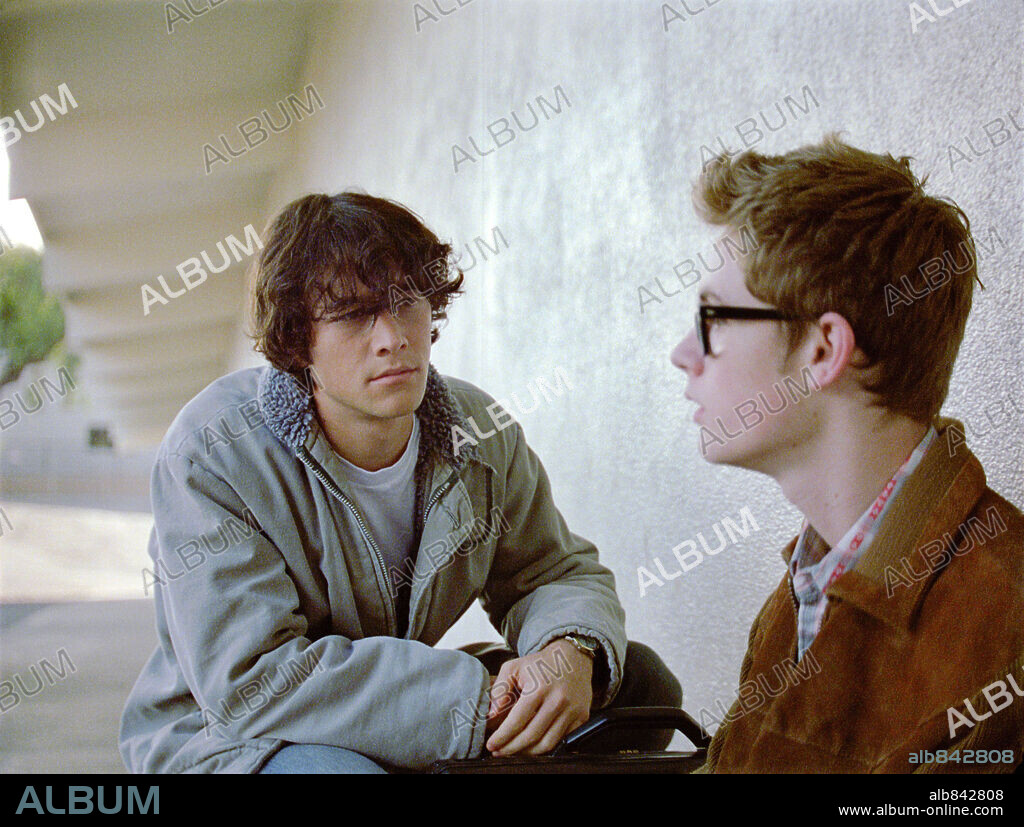 JOSEPH GORDON-LEVITT and MATT O'LEARY in BRICK, 2005, directed by RIAN JOHNSON. Copyright BERGMAN LUSTIG PRODUCTIONS / YEDLIN, STEVE.