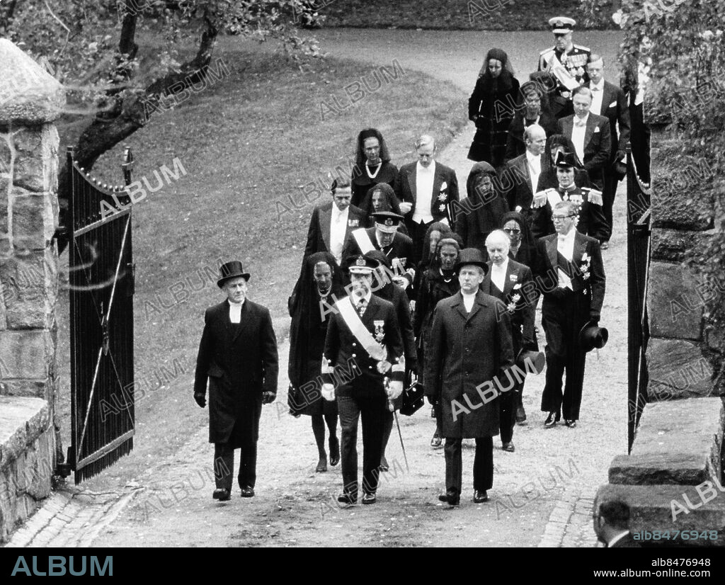 Stockholm 1973-09-25. Kung Gustaf VI Adolfs begravning. Kung Carl XVI Gustaf kom flankerad av hovpredikanten Hans Åkerhielm och ärkebiskop Olof Sundby till den kungliga begravningsplatsen i Haga. Foto: SvD / TT / kod 12014.