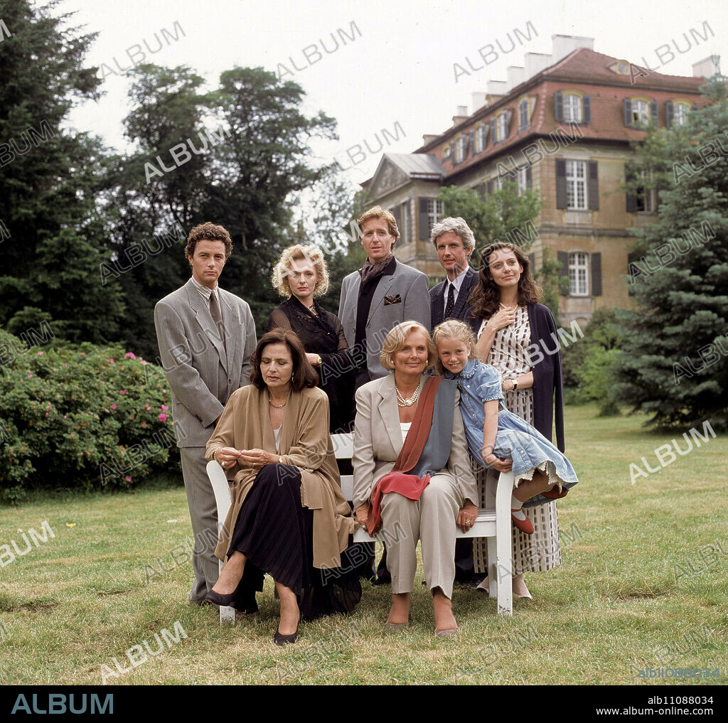HOHENSTEIN CASTLE - WRONG PATHS TO HAPPINESS / From left to right back: VANNI CORBELLINI (Prince di Veneria), MARITA MARSCHALL (Elsa von Trauberg), ALBERT FORTELL (Arno von Hohenstein), MATHIEU CARRIERE (Gregor von Hohenstein), GUDRUN GABRIEL (Leonore von Hohenstein), front: MARINA BERTI (Federica di Veneria), RUTH MARIA KUBITSCHEK (Sophie von Hohenstein), TATJANA FEIN (Viola von Hohenstein).