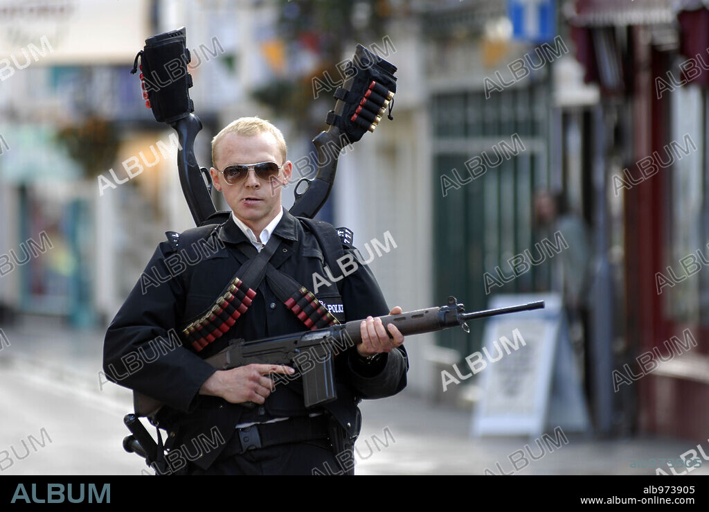 SIMON PEGG en ARMA FATAL, 2007 (HOT FUZZ), dirigida por EDGAR WRIGHT. Copyright WORKING TITLE FILMS / NETTHEIM, MATT.