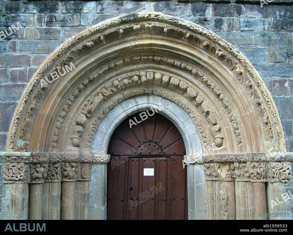ARTE ROMANICO. ESPAÑA. MONASTERIO DE SANTA MARIA DE PIASCA (S. XII). Vista general de uno de los pórticos románicos del edificio. PIASCA. Valle de Liébana. Cantabria.