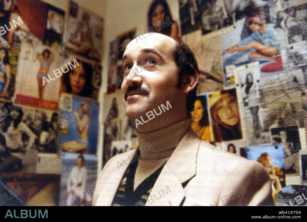 JAVIER CAMARA in TORREMOLINOS 73, 2003, directed by PABLO BERGER. Copyright TELESPAN 2000/ESTUDIOS PICASSO/MAMA FILMS/NIMBUS FILM.