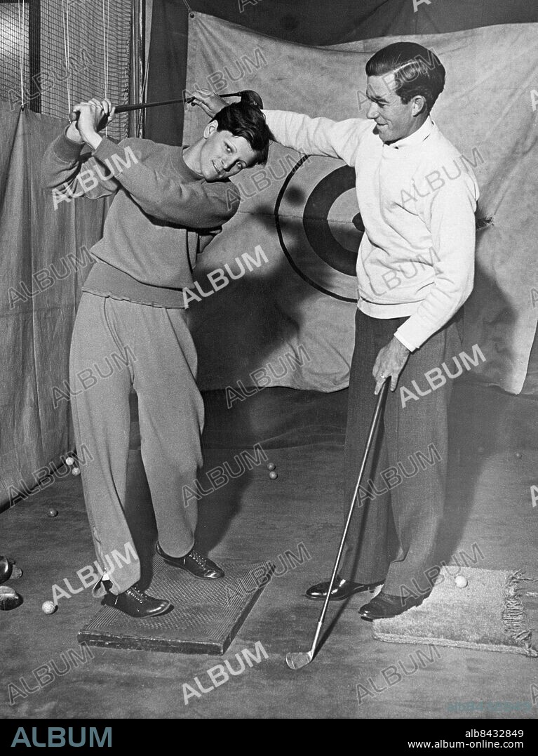 Orig. bildtext... THE BABE GETS GOLF INSTRUCTION Mildred Babe Didirkson, famous girl athlete of Beaumont, Tex., intends to enter the Women's Golf Championship this year to add a few more laurels to her athletic crown. So when she visited Artie McGovern's gym in New York, Johnny Farrell, famous golfer, showed her a few tricks in this manner. Anm. M Didrikson, 1912-1956, kallad världens främsta idrottskvinna. Utmärkte sig inom många idrottsgrenar som friidrott, baseball, tennis och golf. Instruktioner Instruktörer CD215 persons: Mildred Babe Didrikson sites: USA ;NEW YORK.