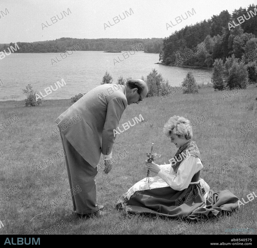 Göteborg 1958-06-17 - Operasångerskan Berit Hallén tillsammans med Nils Dahlbäck - det handlar om midsommarblommor - *** Local Caption *** GT-GHT - Foto: Claes Forsberg -. Finns i låda GT-GHT Reportagelåda 01. KAMERAREPORTAGE.