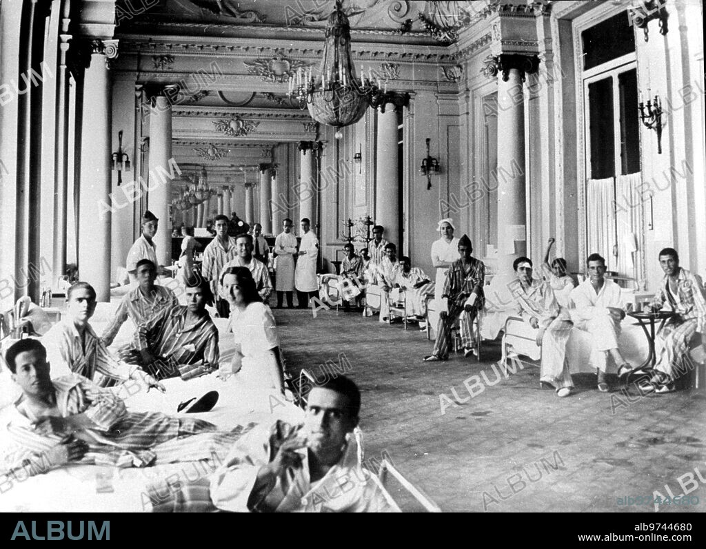 Madrid, 1937 (CA.). Guerra Civil Española. Uno de los salones del Casino de Madrid convertido en hospital de sangre.
