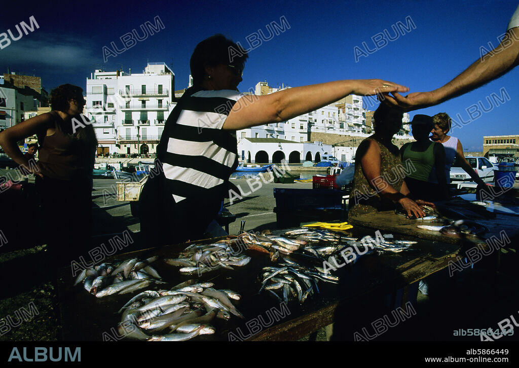 L'Ametlla de Mar; vendedoras de pescado en el puerto; Costa Dorada / Daurada.