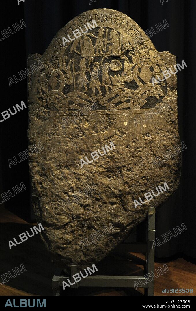 Piedra grabada con la representación de los dioses Odin, Thor y Frey en la parte inferior. En la parte superior se muestra un sacrificio a Odin. Un hombre en pie entrega una lanza a una figura sentada. Procedente de Sanda, Isla de Gotland. Utilizada como parte de un ataúd. Museo Histórico. Estocolmo. Suecia.