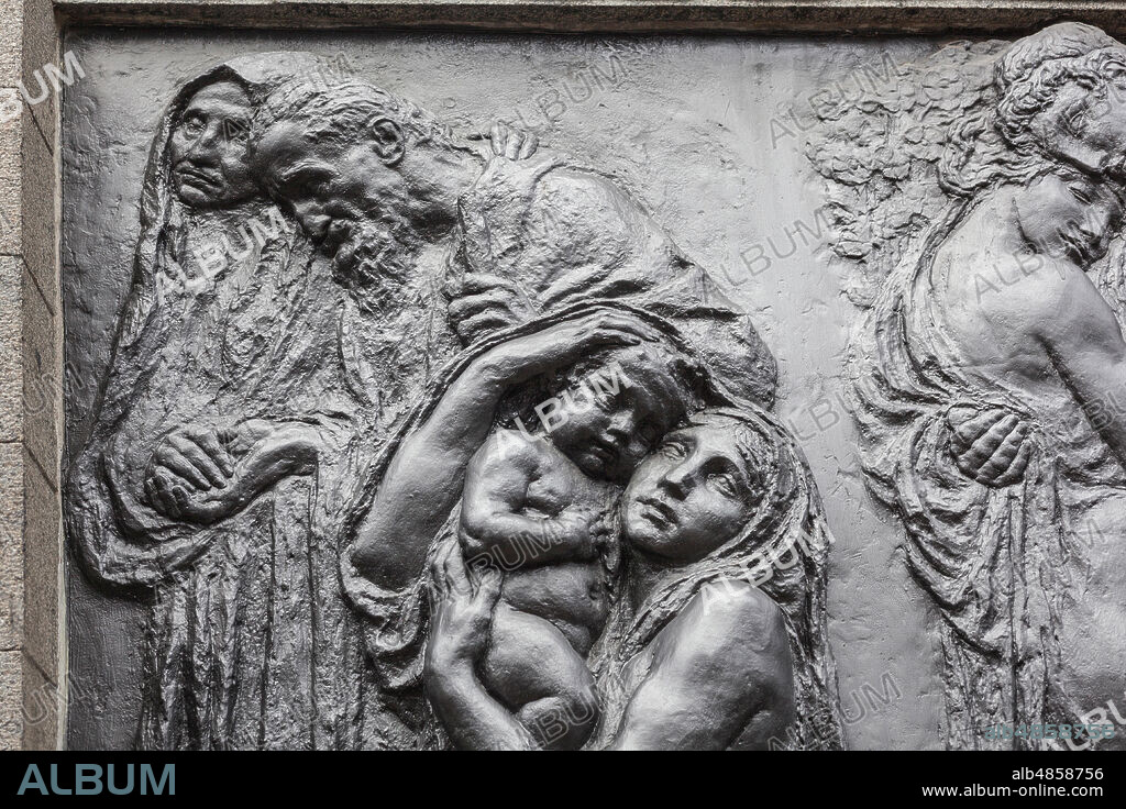 Escultura mural en sobrerrelieve con varias escenas, realizado en mármol negro.