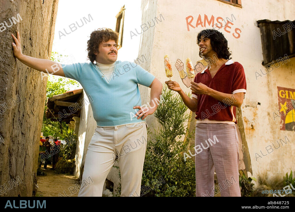 HECTOR JIMENEZ and JACK BLACK in NACHO LIBRE, 2006, directed by JARED HESS. Copyright PARAMOUNT PICTURES / TRUEBLOOD, JAMIE.