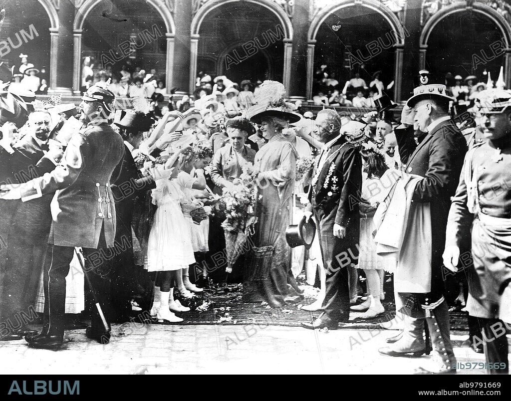 Septiembre 1913. La emperatriz de Alemania. Homenaje de los Hijos de los Funcionarios Alemanes de Posen A la Soberana de Alemania durante su visita A la capital de la Polonia Prusiana.