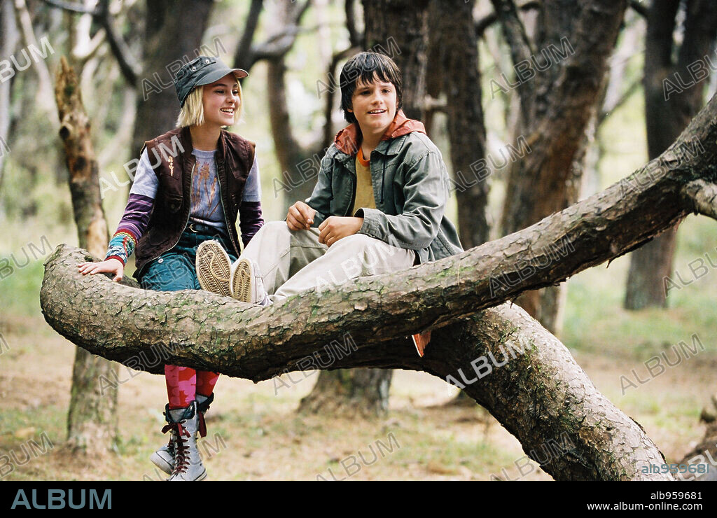 ANNASOPHIA ROBB and JOSH HUTCHERSON in BRIDGE TO TERABITHIA, 2007, directed by GABOR CSUPO. Copyright WALT DISNEY PICTURES.