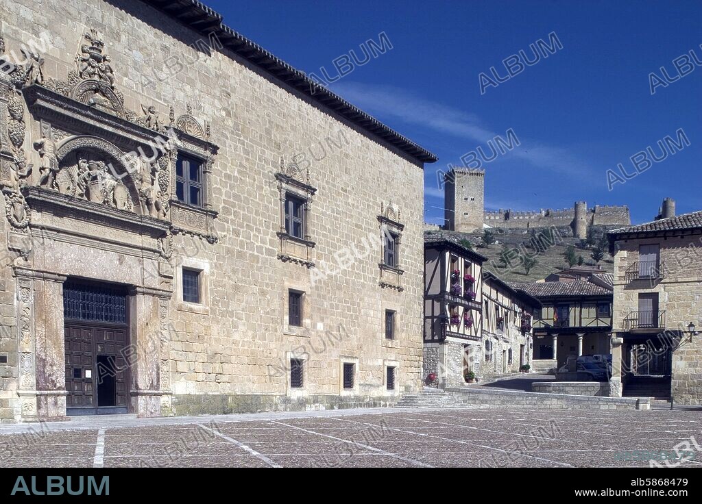 Peñaranda de Duero; Plaza mayor, Palacio de Zuñiga / Avellaneda, casas y castillo medieval.