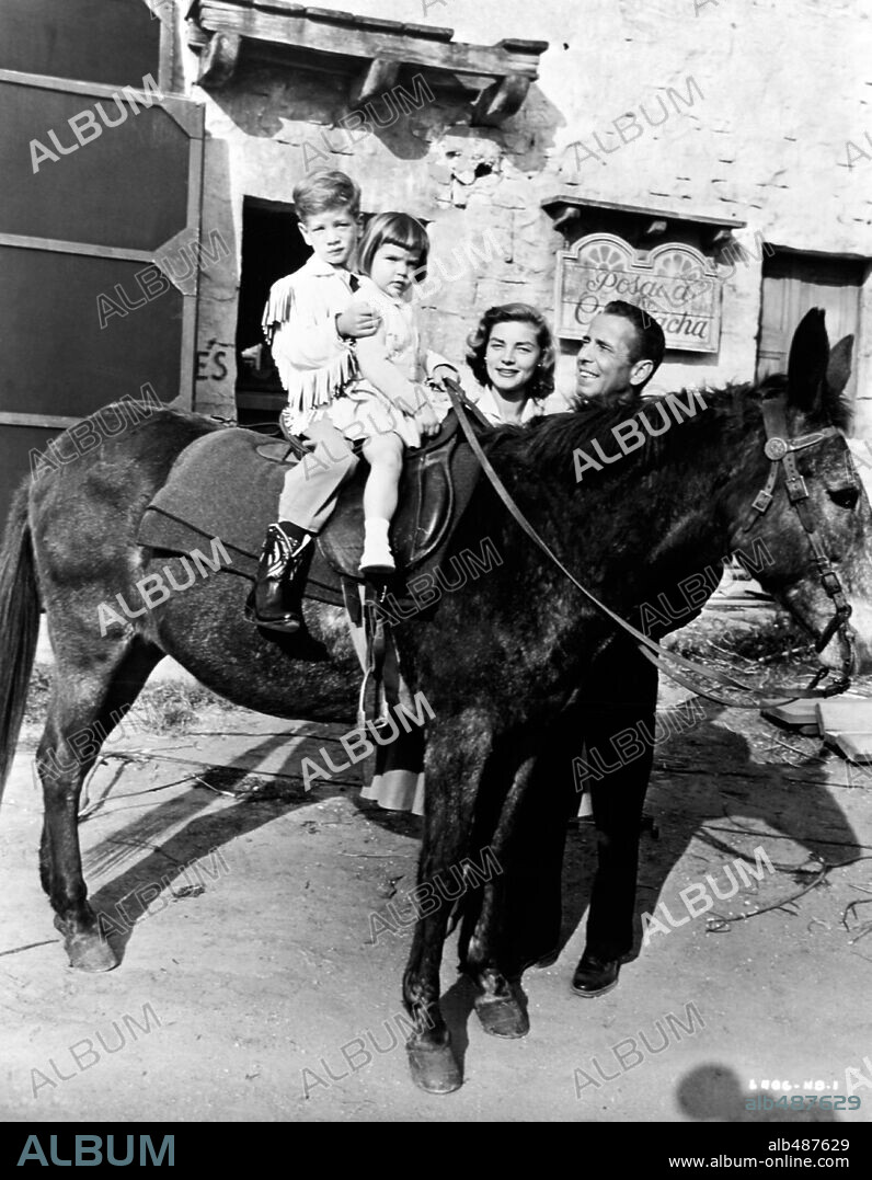 HUMPHREY BOGART y LAUREN BACALL. 1995. Lauren Bacall y sus hijos, Stephen y Leslie, visitan a Humphrey Bogart en el el set de rodaje de "La mano izquierda de Diós" en China.