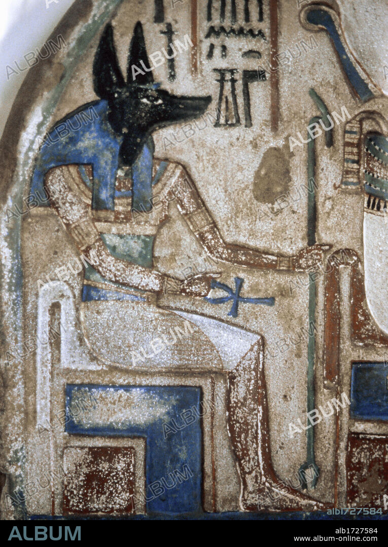 ARTE EGIPCIO. ESTELA FUNERARIA de Nanay. Detalle de la representación del DIOS ANUBIS. Datada al final de la dinastía XVIII y realizada en piedra calcárea y policromada. Museo Egipcio de Turín. Italia.