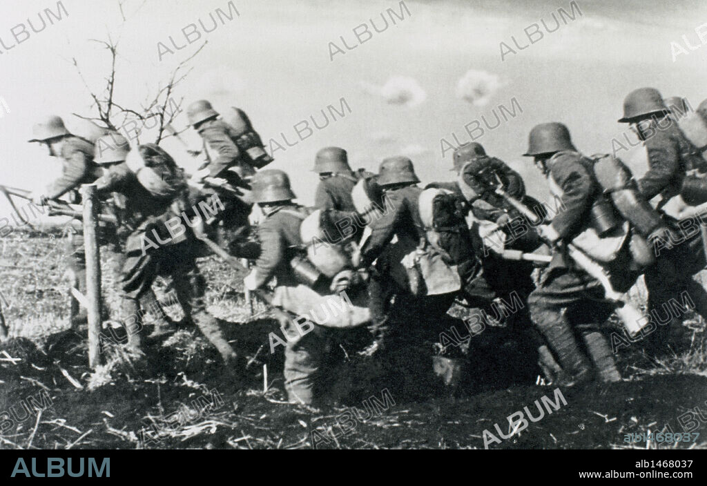SEGUNDA GUERRA MUNDIAL (1939-1945). CARGA DE LA INFANTERIA ALEMANA en el campo de batalla (1937). Biblioteca del Congreso. Washington. Estados Unidos.