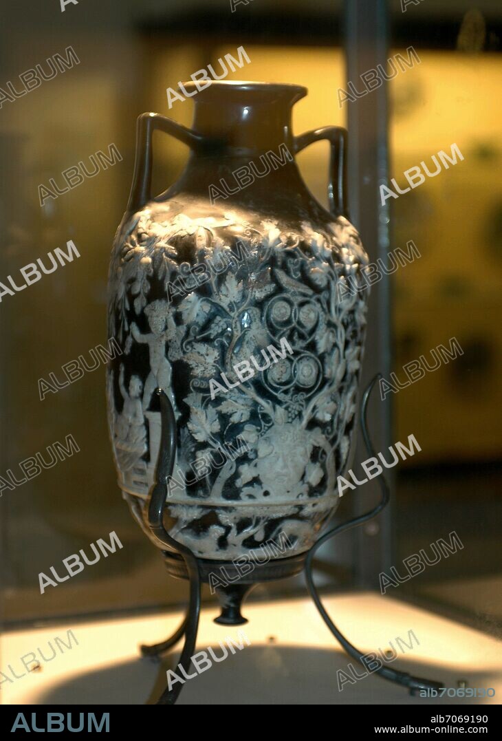 VASO AZUL - RECIPIENTE DE VINO ENCONTRADO EN UNA TUMBA POMPEYANA - CAPA DE PASTA BLANCA OPACA SOBRE CRISTAL COLOREADO.