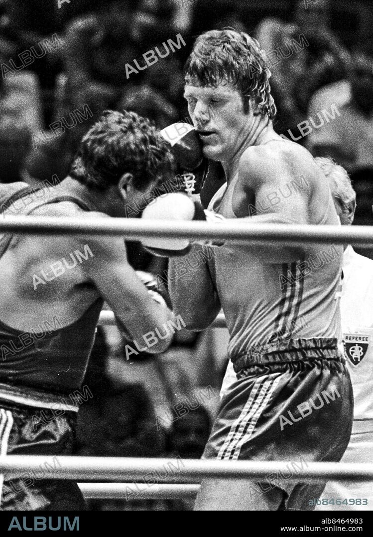 ARKIV MOSKVA 1980-07-29. Den svenske boxaren Anders "Lillen" Eklund (t. h.) i sin förlustmatch mot ungraren István Lévai i tungvikt (+81 kg) vid de olympiska sommarspelen i Moskva, Sovjetunionen, 29:e juli 1980. Lillen förlorade med 4-1 och fick syna golvet en gång.. Foto: Jan Collsiöö / TT / Kod: 1001.