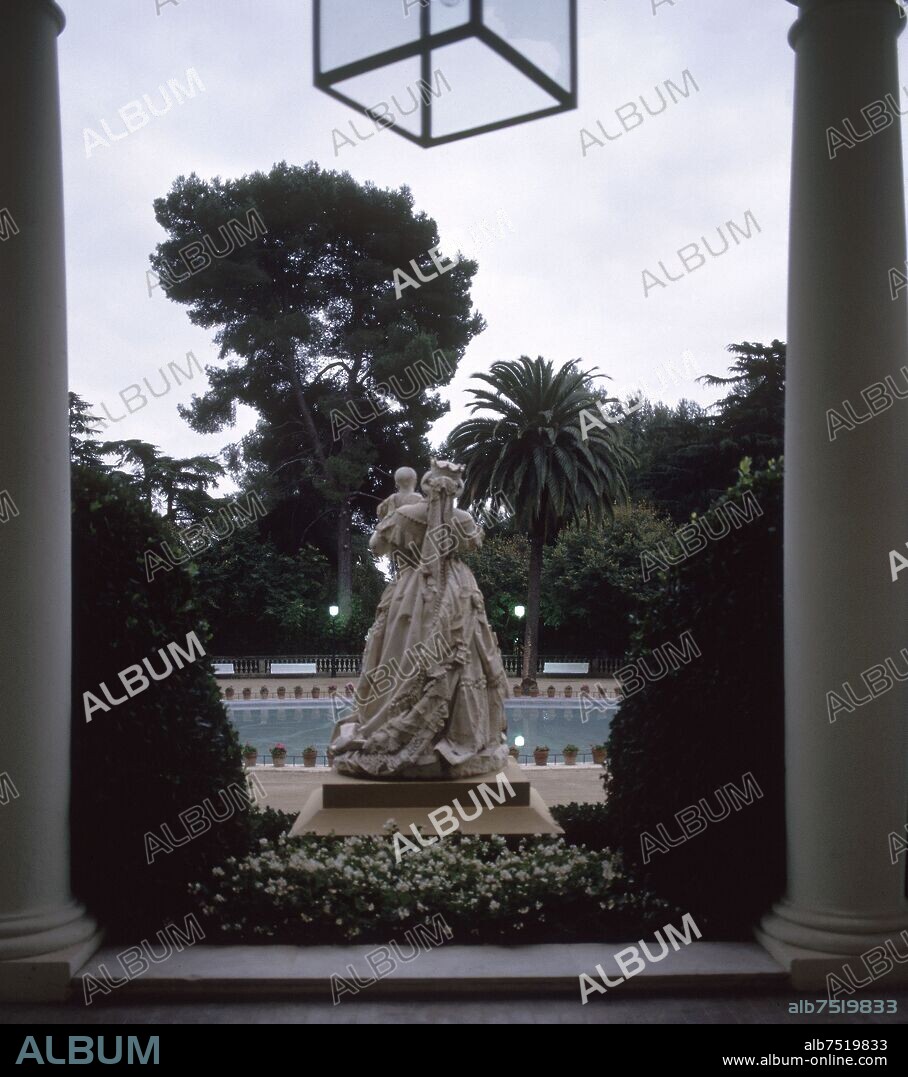 AGAPITO VALLMITJANA BARBANY (1833-1905). EXTERIOR - ESCULTURA DE ESPALDAS DE ISABEL II Y SU HIJO ALFONSO XII.
