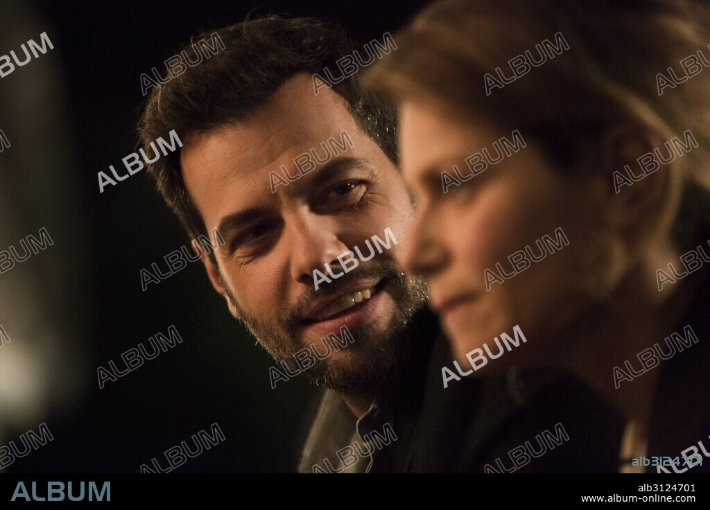 LAURENT LAFITTE and MARINA FOIS in PAPA OU MAMAN, 2015, directed by MARTIN BOURBOULON. Copyright CHAPTER2/NEXUS FACTORY/PATHE/M6 FILMS/JOUROR PRO/FARGO FILMS.