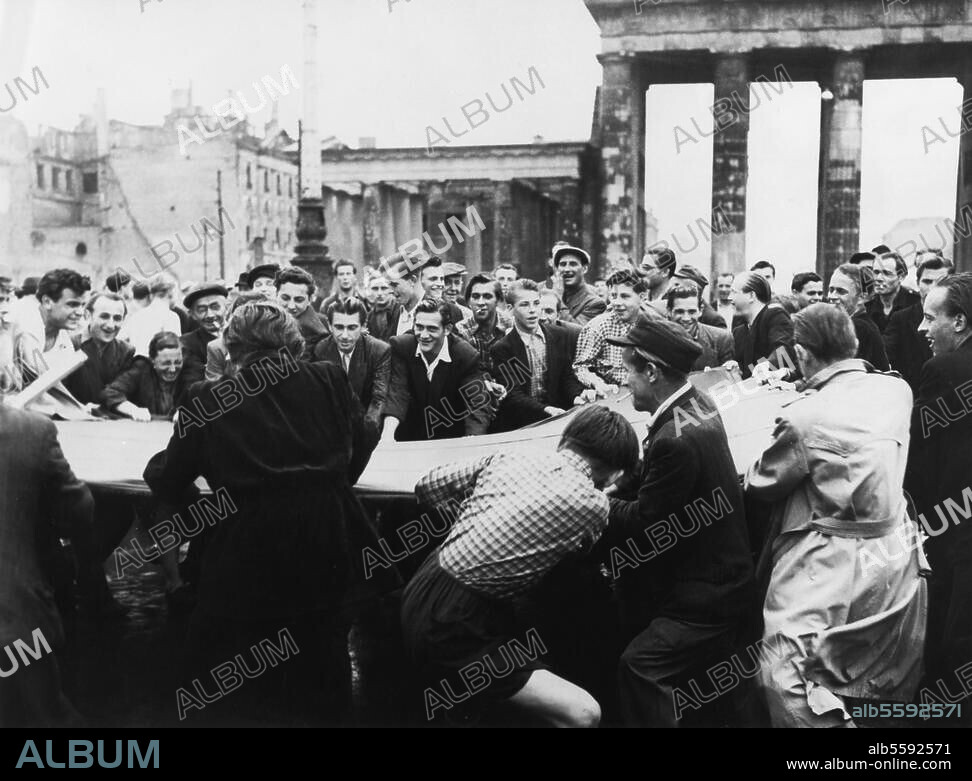 Berlin, 17. Juni 1953. Aufstand des 17. Juni in Ostberlin. Die Rote Fahne am Brandenburger Tor wird von der Bevölkerung heruntergeholt und zerrissen. Foto, 17.6.1953.