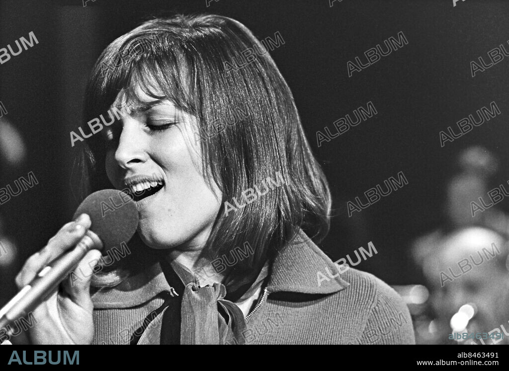 1969-10-30.. GAMLA LÅTAR FÖR NYA ÖRON.. Storbandsmusik i TV med Putte Wickman, Sylvia Vrethammar och Chris Dane.. Sänt första gången 1969-12-25.. Här ses Sylvia Vrethammar, sångerska.. Foto: Bertil S-son Åberg / RiR / SVT / Kod: 5600. RiR 19613 sv/v neg.