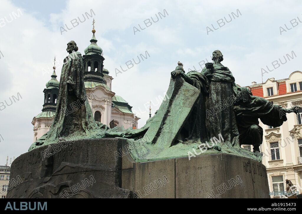 REPUBLICA CHECA. PRAGA (PRAHA). CIUDAD VIEJA (STARE MESTRO). PLAZA VIEJA. Monumento al reformista religioso checo, JUAN HUS (1370-1415). Erigido en el año 1915. Centro Europa.