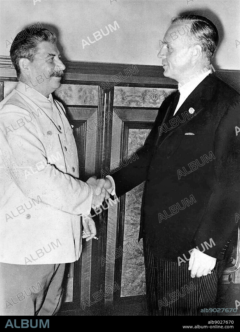 Stalin greeting the German foreign minister Joachim von Ribbentrop in the Kremlin, 1939.