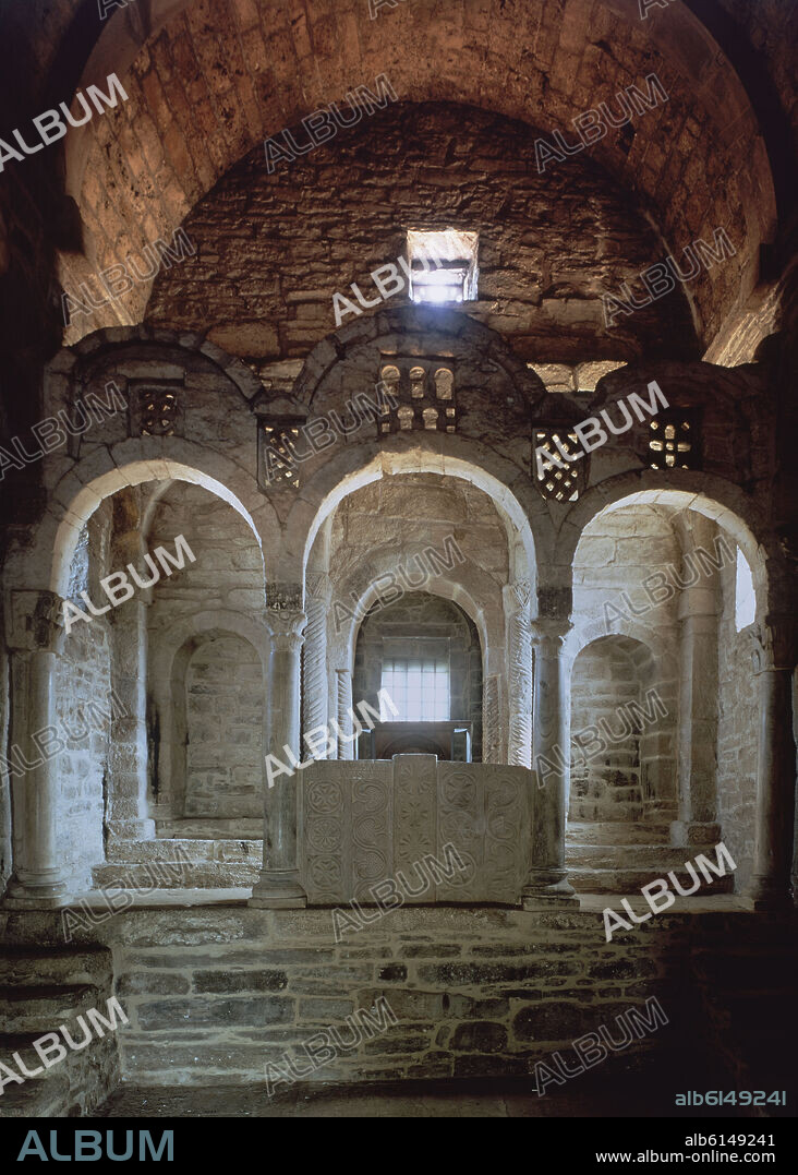 INTERIOR PRERROMANICO DEL SIGLO IX DONDE SE APRECIA EL ICONOSTASIO PARA EL QUE SE APROVECHARON PIEZAS VISIGODAS.