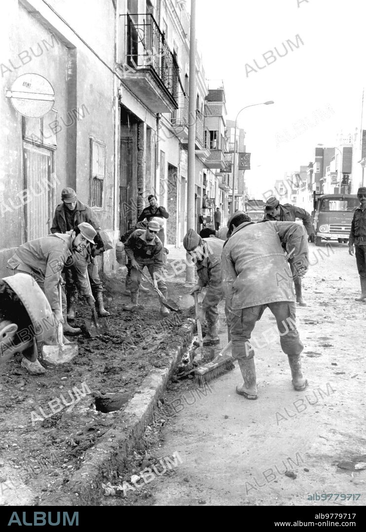 November 19, 1982. Soldiers of the Army of the III military region Carrying out Debris Clearing Tasks.